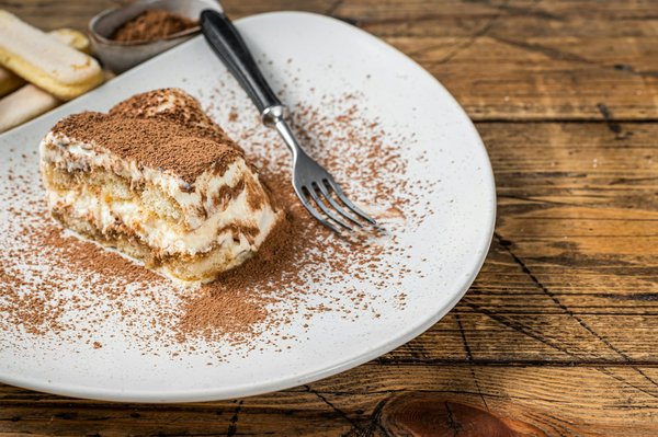 Come si realizza un tiramisù alla nocciola con savoiardi fatti in casa?